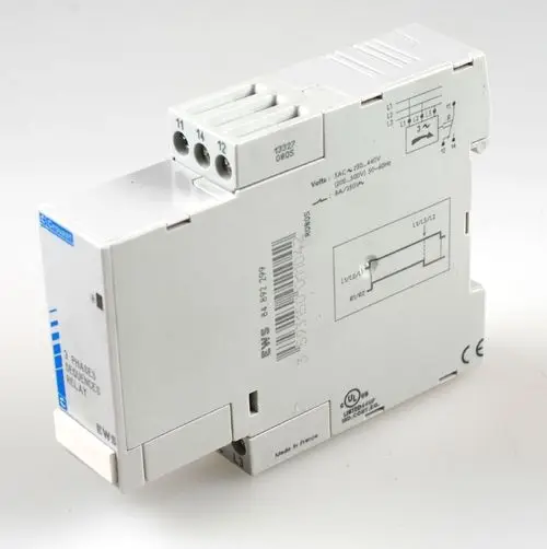 Phasenfolgerelais von Remko in kompakter Bauform mit Anschlussklemmen oben und seitlicher Beschriftung für elektrische Verbindungen. Weißes Gehäuse, geeignet für industrielle Anwendungen.