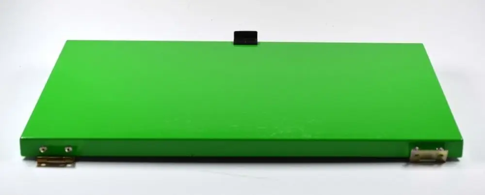 Grüne Metallplatte mit Verschlussmechanismus, seitlichen Befestigungen und glatter Oberfläche, hergestellt von Remko. Ideal für verschiedene Anwendungen im Bau und technischen Einsatz.