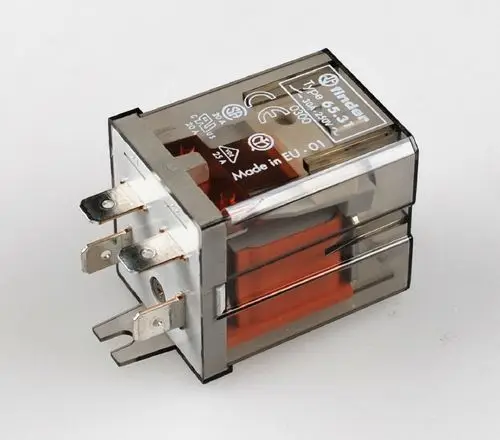 Hilfsrelais mit transparentem Gehäuse und mehreren Anschlussklemmen. Das Produkt stammt von der Marke Remko und ist für elektrische Anwendungen konzipiert.