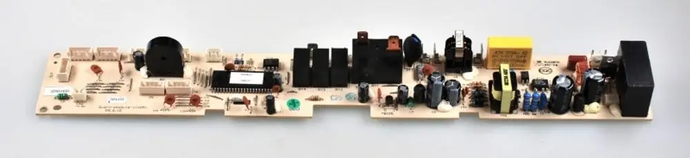 Steuerplatine von Remko, mit verschiedenen elektrischen Komponenten wie Widerständen, Kondensatoren und Relais auf einer platinenartigen Oberfläche.