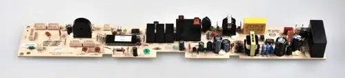 Steuerplatine von Remko, mit verschiedenen elektrischen Komponenten wie Widerständen, Kondensatoren und Relais auf einer platinenartigen Oberfläche.