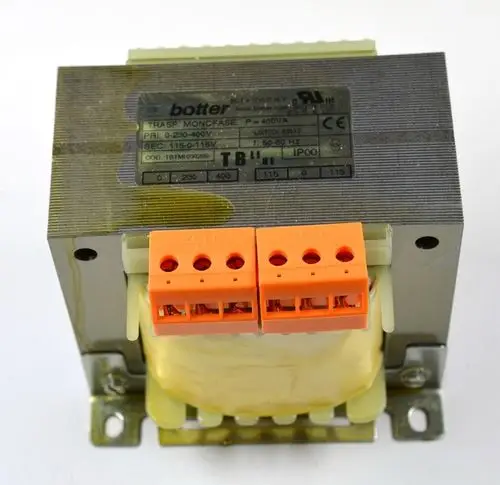 Transformator mit Anschlüssen, beschriftet für Primär- und Sekundärspannung. Der Transformator stammt von der Marke Remko und ist für verschiedene elektrische Anwendungen geeignet.
