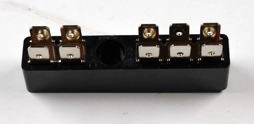 Verteilungsblock mit mehreren Anschlüssen aus schwarzem Kunststoff und metallischen Kontaktelementen, hergestellt von Remko.