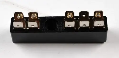 Verteilungsblock mit mehreren Anschlüssen aus schwarzem Kunststoff und metallischen Kontaktelementen, hergestellt von Remko.
