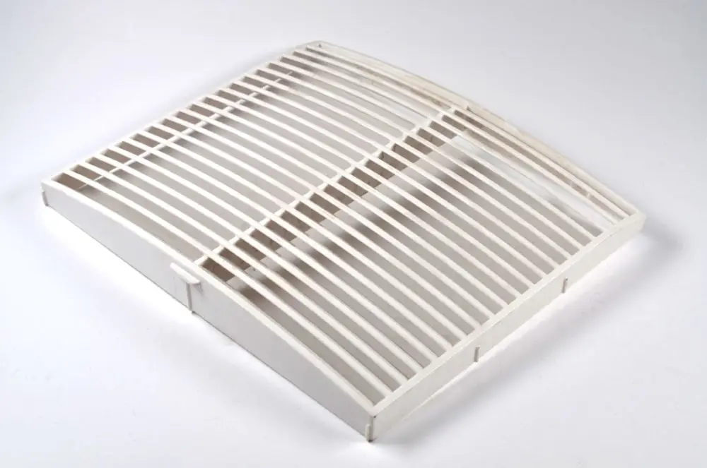 Weißes Ansauggitter mit horizontalen Lamellen, geeignet für die Luftzirkulation. Produkt von Remko, schlichtes Design ohne weitere markante Merkmale.