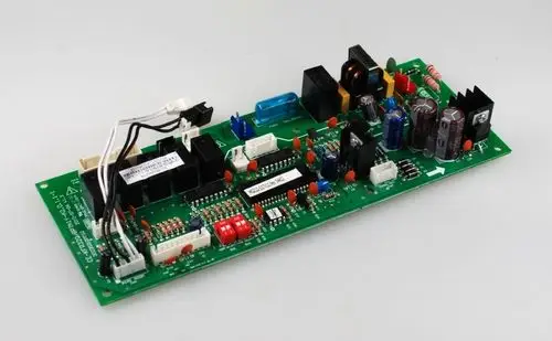 Steuerplatine von Remko mit verschiedenen elektronischen Bauteilen wie Widerständen, Kondensatoren und Relais auf einer grünen Leiterplatte.
