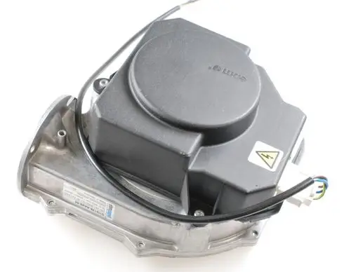 Brennergebläse von Remko, mit einem kompakten Gehäuse aus Metall und einem schwarzen Kunststoffdeckel, ausgestattet mit elektrischen Anschlüssen und einem Warnsymbol.