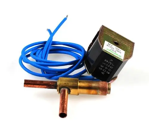 Magnetventil mit blauen Anschlusskabeln und einer Metallkomponente, hergestellt von Remko. Das Bild zeigt die elektromagnetische Einheit und das verbundene Rohrsystem.