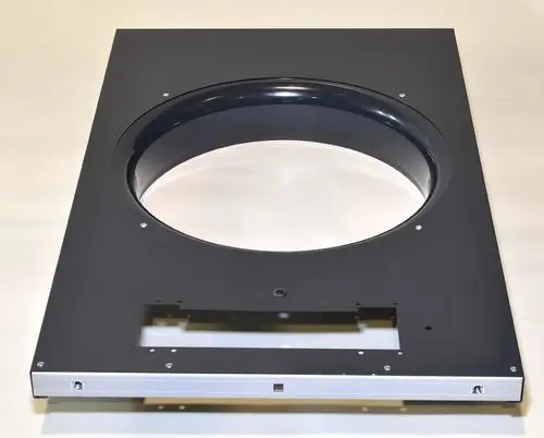 Schwarze Metallrückwand mit rundem Ausschnitt und seitlichem Anschluss. Geeignet für Remko Produkte. Oberhalb befinden sich mehrere Befestigungslöcher.