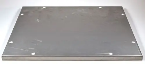 Metallplatte mit Befestigungslöchern, geeignet für verschiedene Anwendungen. Produkt von Remko. Kontrolle und Wartung von technischen Anlagen möglich.