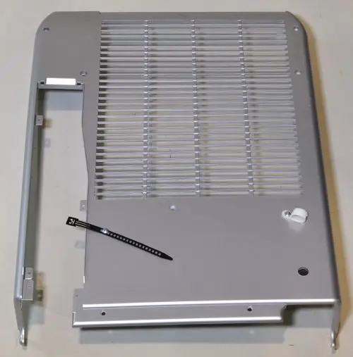 Rückwand aus silbernem Metall mit Lüftungsschlitzen, Teilen für die Montage erkennbar. Produkt von Remko, geeignet für spezifische Heizsysteme.