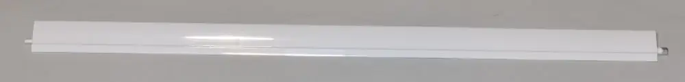 Weißer, flacher Lamellenstreifen von Remko, auf einem grauen Hintergrund positioniert. Eignet sich zur Verwendung in entsprechenden Designs und Anwendungen.