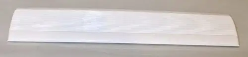 Weißes Lufteintrittsgitter von Remko auf grauem Hintergrund, mit gerillter Oberfläche für die Luftzirkulation.