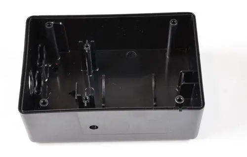 Schwarzes, rechteckiges Gehäuse mit Innenstruktur, möglicherweise aus Kunststoff. Das Produkt könnte für Thermostat-Anwendungen von Remko verwendet werden.