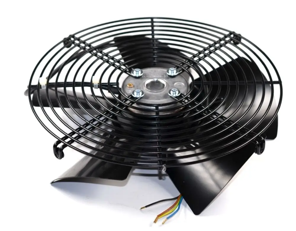 Axial-Umluftventilator von Remko mit schwarzem Schutzgitter und mehreren Ventilatorblättern. Kabel mit verschiedenen Farben sind sichtbar.