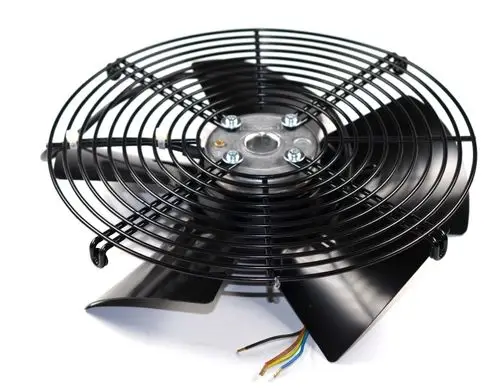 Axial-Umluftventilator von Remko mit schwarzem Schutzgitter und mehreren Ventilatorblättern. Kabel mit verschiedenen Farben sind sichtbar.