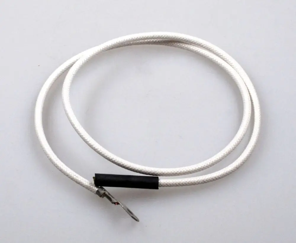 Zündkabel mit weißem, geflochtenem Mantel und metallischem Anschluss. Produkt von Remko, geeignet für verschiedene Anwendungen in der Heiztechnik.