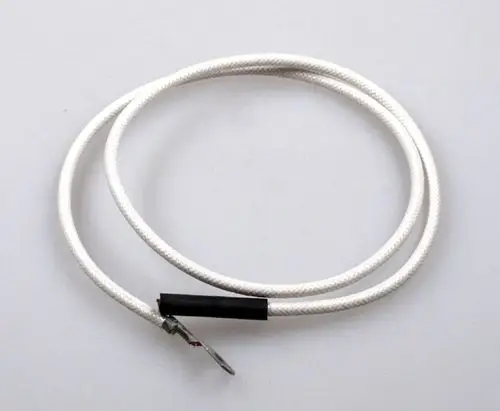 Zündkabel mit weißem, geflochtenem Mantel und metallischem Anschluss. Produkt von Remko, geeignet für verschiedene Anwendungen in der Heiztechnik.