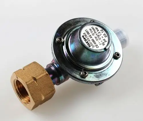 Druckregler von Remko mit metallischem Gehäuse und einer goldenen Anschlussmutter. Sichtbare Produktinformationen auf dem Gehäuse.