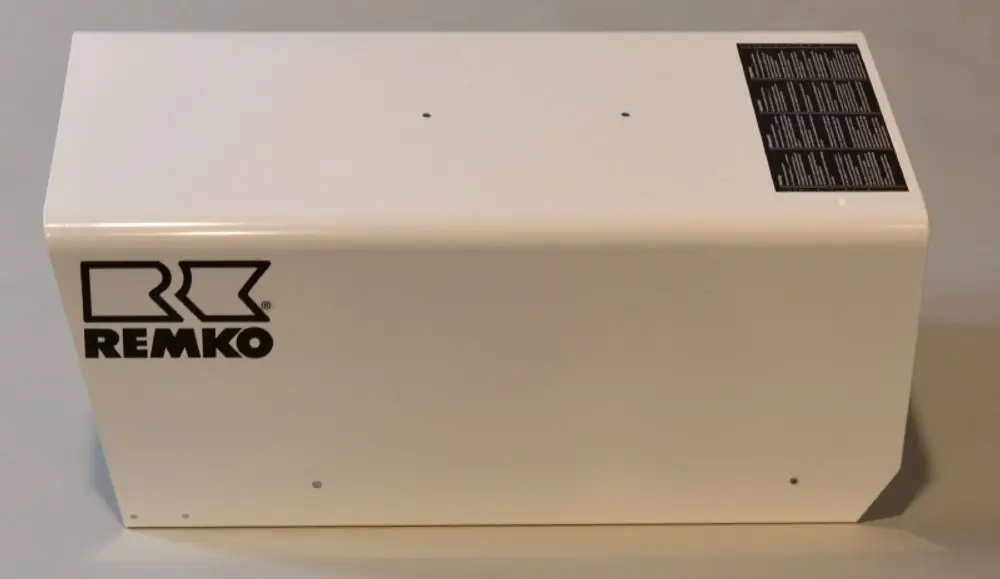 Weiße Box mit dem Logo von Remko auf einer Seite. Auf der Oberseite befindet sich ein schwarzes Etikett mit technischen Informationen.