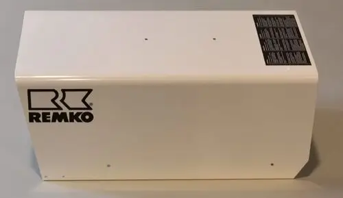 Weiße Box mit dem Logo von Remko auf einer Seite. Auf der Oberseite befindet sich ein schwarzes Etikett mit technischen Informationen.
