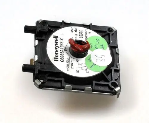 Unterdruckwächter von Remko mit einer schwarzen Gehäusekonstruktion und mehreren Anschlüssen. Auf der Oberseite sind technische Daten und Kennzeichnungen sichtbar.