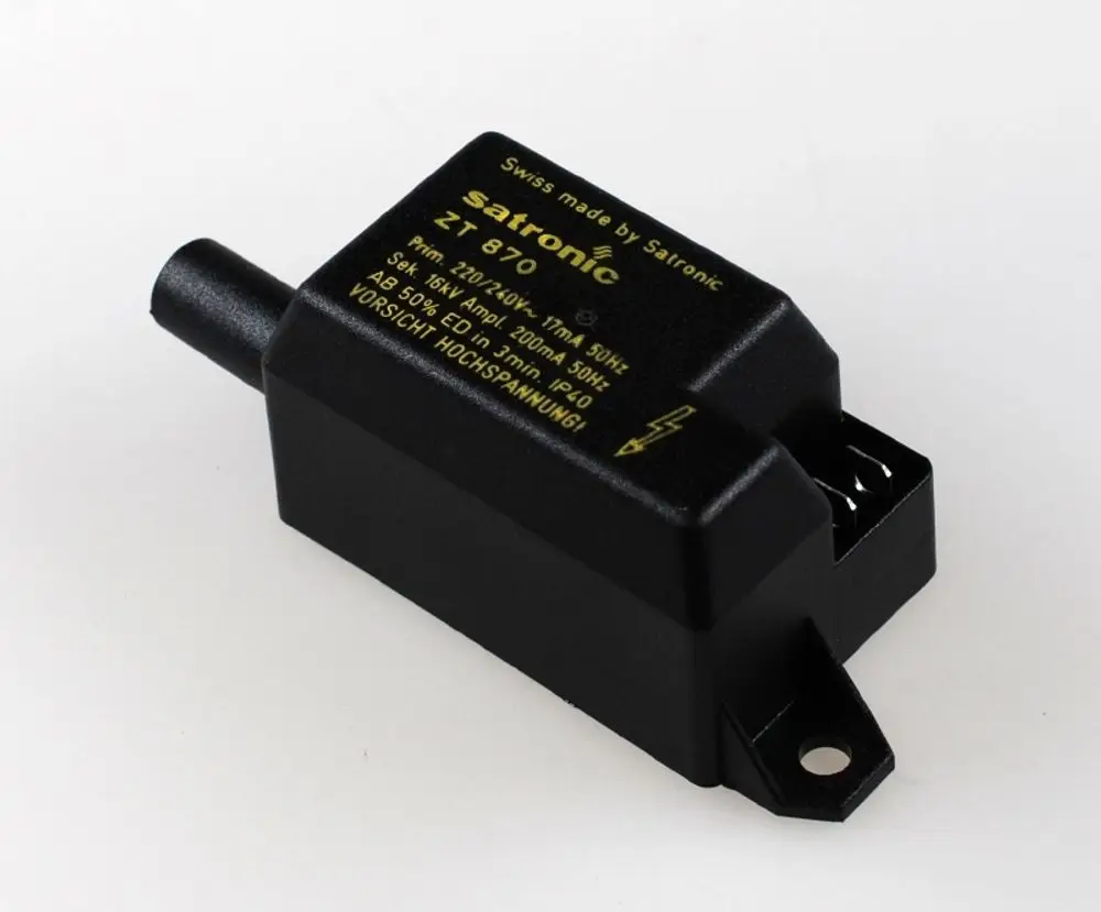 Schwarzes Elektronikbauteil mit Anschluss für Hochspannung, beschriftet mit technischen Informationen und der Marke Remko.