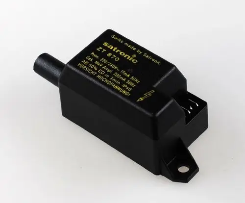 Schwarzes Elektronikbauteil mit Anschluss für Hochspannung, beschriftet mit technischen Informationen und der Marke Remko.