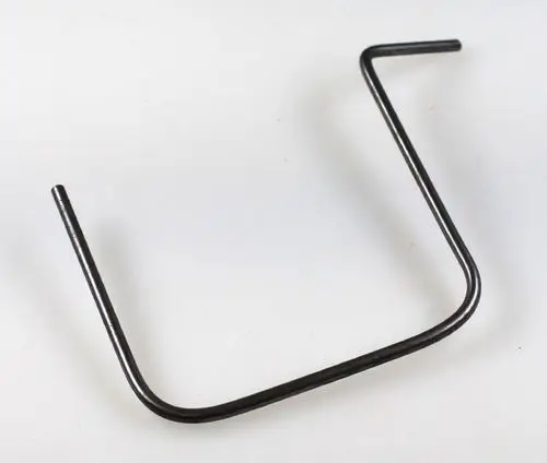 Schwarzes Metallstück in U-Form, typischerweise verwendet in technischen Anwendungen. Könnte mit Remko-Produkten in Verbindung stehen.