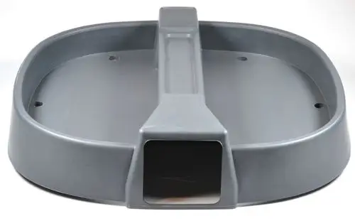 Graue Abdeckhaube von Remko mit flachem Design und zentraler Öffnung. Ideal zum Schutz von Geräten oder Oberflächen vor Schmutz und Witterungseinflüssen.