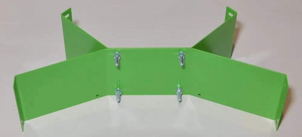 Grüne Motorkonsole mit sechs Befestigungsschrauben. Geeignet für den Einbau in verschiedene Anlagen. Produkt von Remko zur Unterstützung von Motoren.