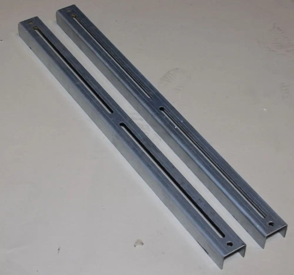 Zwei metallische Montageschienen mit Längsöffnungen und Befestigungslöchern, geeignet für Anwendungen in Verbindung mit Remko Produkten.