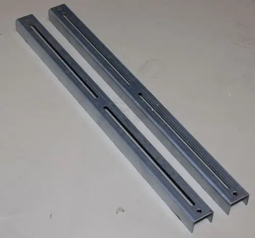 Zwei metallische Montageschienen mit Längsöffnungen und Befestigungslöchern, geeignet für Anwendungen in Verbindung mit Remko Produkten.
