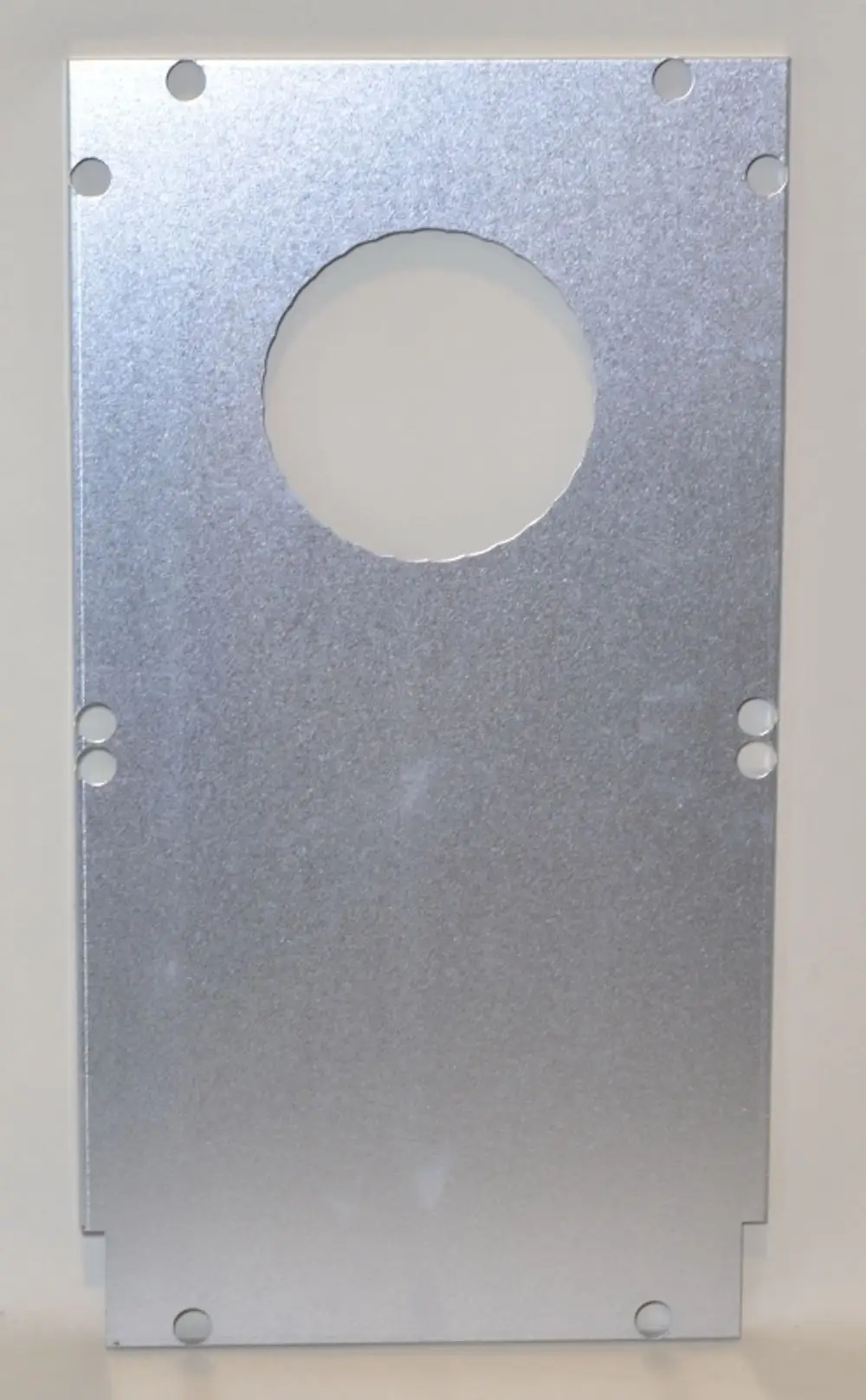 Aluminiumplatte mit einer runden Öffnung und mehreren Bohrlöchern. Produkt von Remko, verwendet möglicherweise für Isolations- oder Abdeckanwendungen.