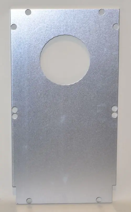 Aluminiumplatte mit einer runden Öffnung und mehreren Bohrlöchern. Produkt von Remko, verwendet möglicherweise für Isolations- oder Abdeckanwendungen.