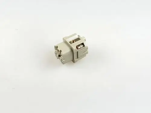 Einsatz für Ventil-Anbaugehäuse, neutraler Kunststoff, klare Konturen und Anschlüsse. Produkt von Remko.