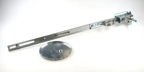 Wärmeleistungsregler von Remko, bestehend aus einem langen Metallarm mit einer federnden Mechanik und einer runden Metallplatte, zur Regelung von Wärmeleistungen.