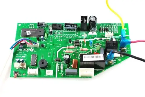 Grüne Steuerplatine mit verschiedenen Bauteilen und Anschlüssen, gefertigt von Remko. Sichtbar sind Kondensatoren, Widerstände und ein Mikrocontroller.