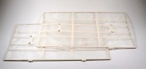 Luftfilter von Remko, bestehend aus zwei transparenten Kunststoffplatten mit einer wabenförmigen Struktur, zur Luftreinigung in Klimaanlagen oder Lüftungssystemen.
