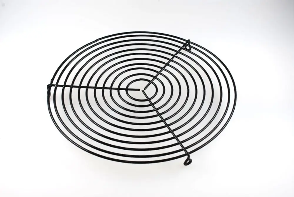 Schwarzes, runde Metallgitter mit spiralförmigem Design. Geeignet als Ansaugschutzgitter, hergestellt von Remko.