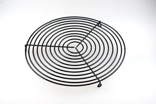 Schwarzes, runde Metallgitter mit spiralförmigem Design. Geeignet als Ansaugschutzgitter, hergestellt von Remko.