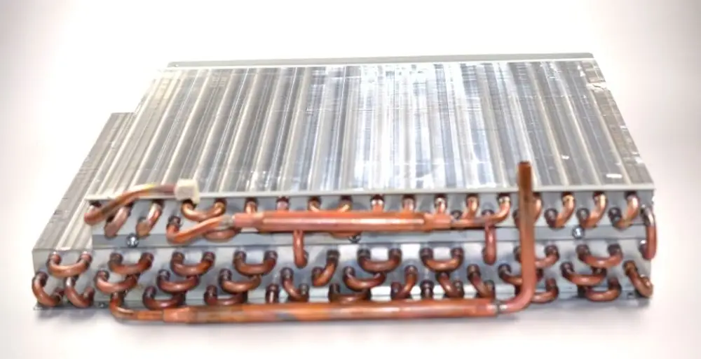 Verflüssiger von Remko mit einem kompakten Design aus metallischen Lamellen und Kupferrohren, installiert zur Kühlung oder Wärmespeicherung in industriellen Anwendungen.
