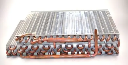 Verflüssiger von Remko mit einem kompakten Design aus metallischen Lamellen und Kupferrohren, installiert zur Kühlung oder Wärmespeicherung in industriellen Anwendungen.