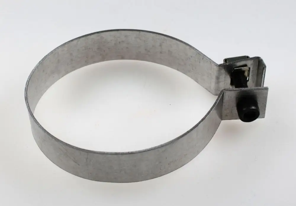 Metallischer Schlauchschellenhalter von Remko mit Einstellmechanismus. Geeignet zur Fixierung von Schläuchen oder Rohren in verschiedenen Anwendungen.