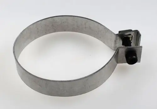 Metallischer Schlauchschellenhalter von Remko mit Einstellmechanismus. Geeignet zur Fixierung von Schläuchen oder Rohren in verschiedenen Anwendungen.