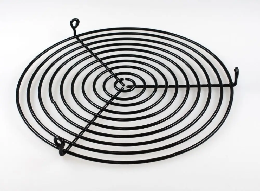 Schwarzes Metallgitter mit spiralförmigem Design und Aufhängungen. Geeignet als Ansaugschutzgitter, hergestellt von Remko.