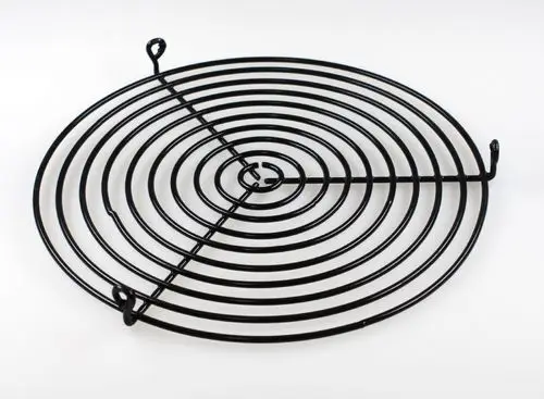 Schwarzes Metallgitter mit spiralförmigem Design und Aufhängungen. Geeignet als Ansaugschutzgitter, hergestellt von Remko.