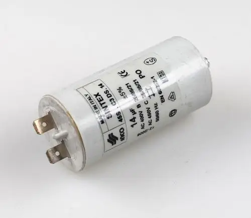 Weißer elektronischer Kondensator mit zwei Kontaktstiften und technischen Angaben auf der Oberfläche, hergestellt von der Marke Remko.
