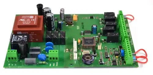 Grüne Hauptplatine mit mehreren Relais und elektronischen Komponenten, hergestellt von Remko, zur Verwendung in Steuerungssystemen.
