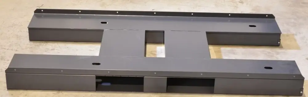 Graue Transportkufe mit rechteckiger Form und mehreren Öffnungen für Befestigungen. Produkt von Remko, geeignet für Transportzwecke.